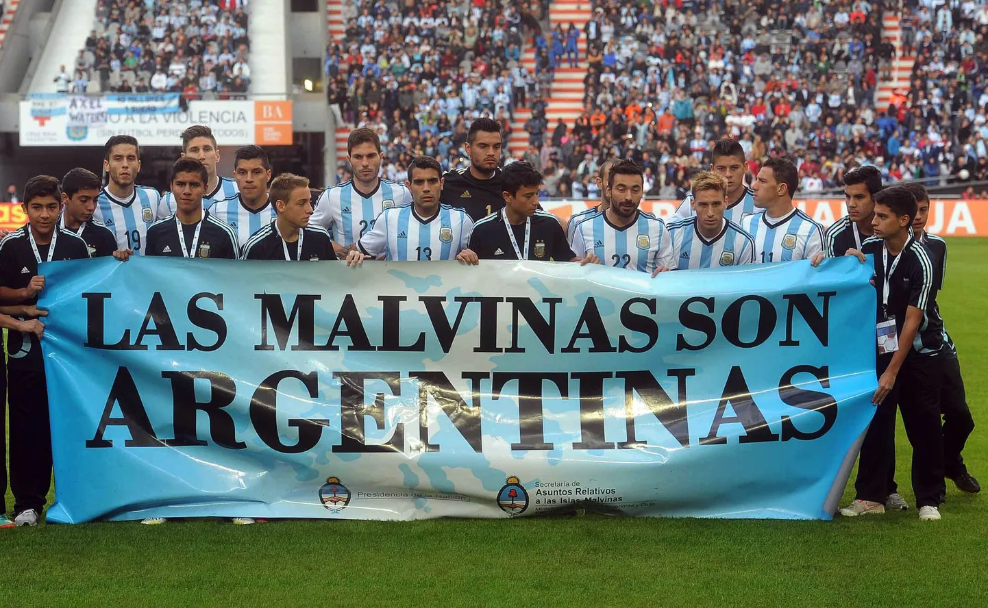 Аргентинские футболисты с транспарантом.