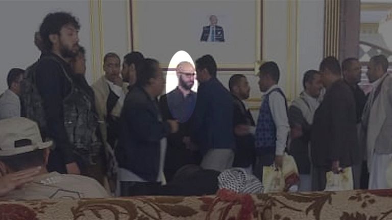 Фарук Абдулак попал на фотографию с похорон его отца