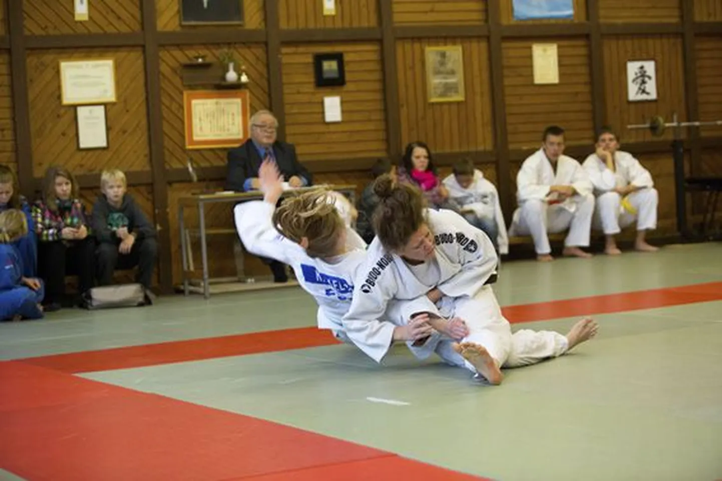 Judoka Brita Saar (paremal) Lääne-Viru meistrivõistlustel maadlemas.