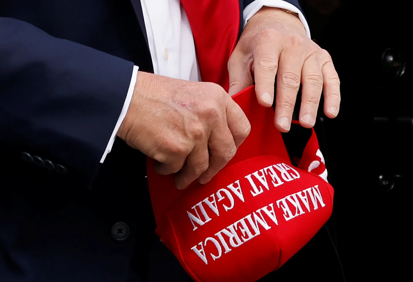 Donald Trumpi (pildil) puhul avaldubki klassikaline populism kirjeldatud poliitilise võitluse väljakuulutamises «süvariigi», peavoolumeediakanalite või muude «rahvavaenlaste» vastu.