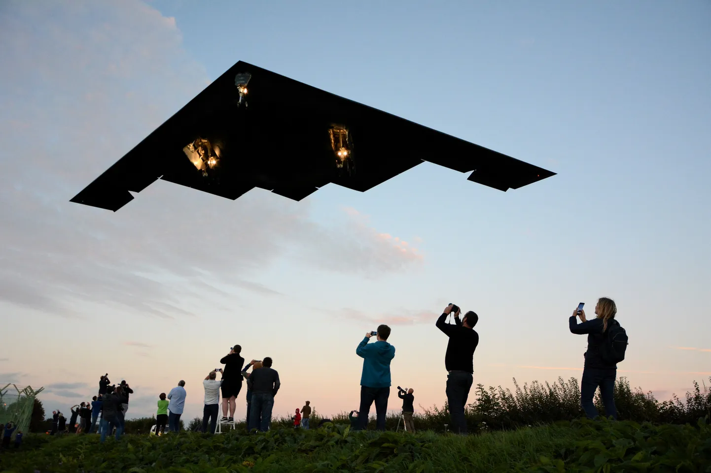 USA õhujõudude vargpommitaja B-2 maandumas.  Foto on illustreeriv.