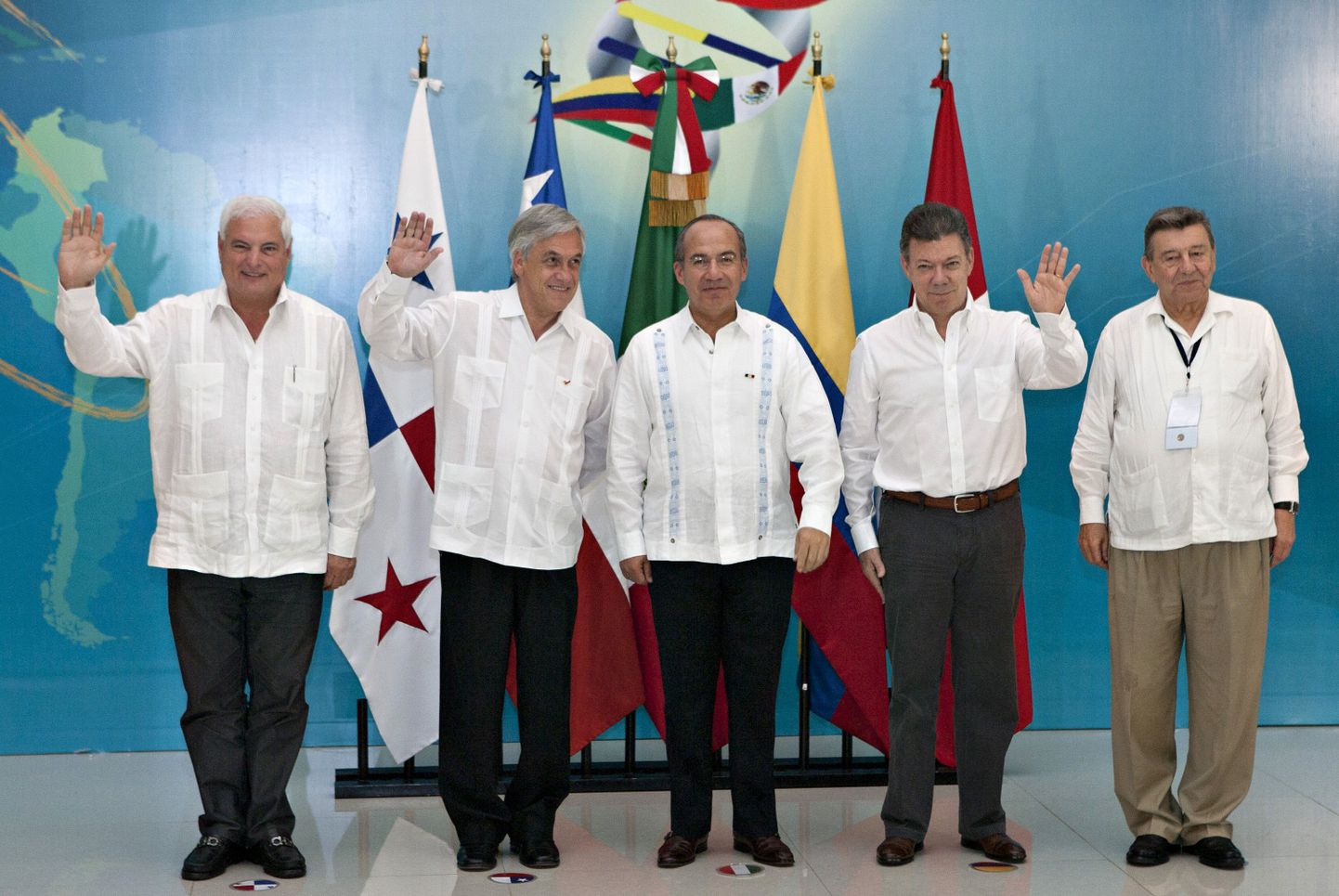 Tšiili president Sebastian Pinera (vasakult teine)koos teiste ringkonnajuhtidega selle kuu alguses lipsuvaba eeskuju näitamas .
