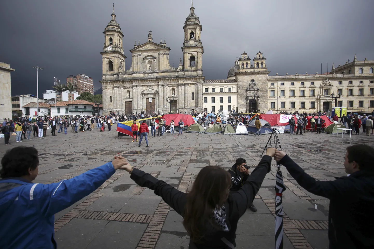 Rahulepet toetavad meeleavaldajad Bogota keskväljakul.