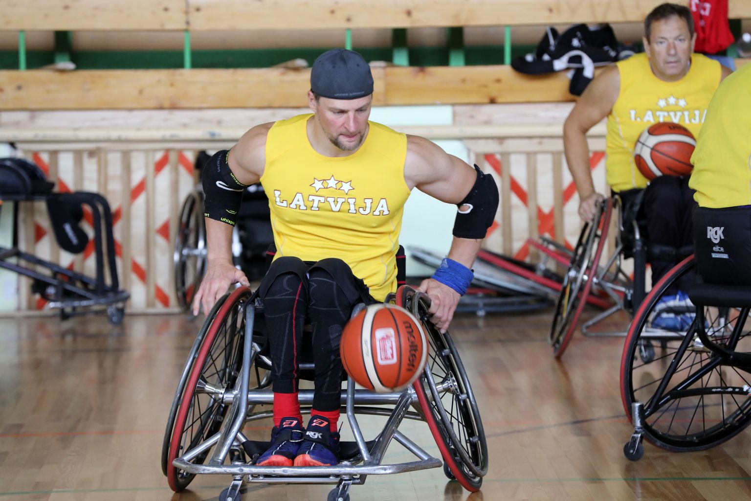 Latvijas ratiņbasketbola izlase Priekuļu vidusskolā savā otrajā 2020.gada treniņnometnē pirms oktobrī Atēnās gaidāmā Eiropas čempionāta.