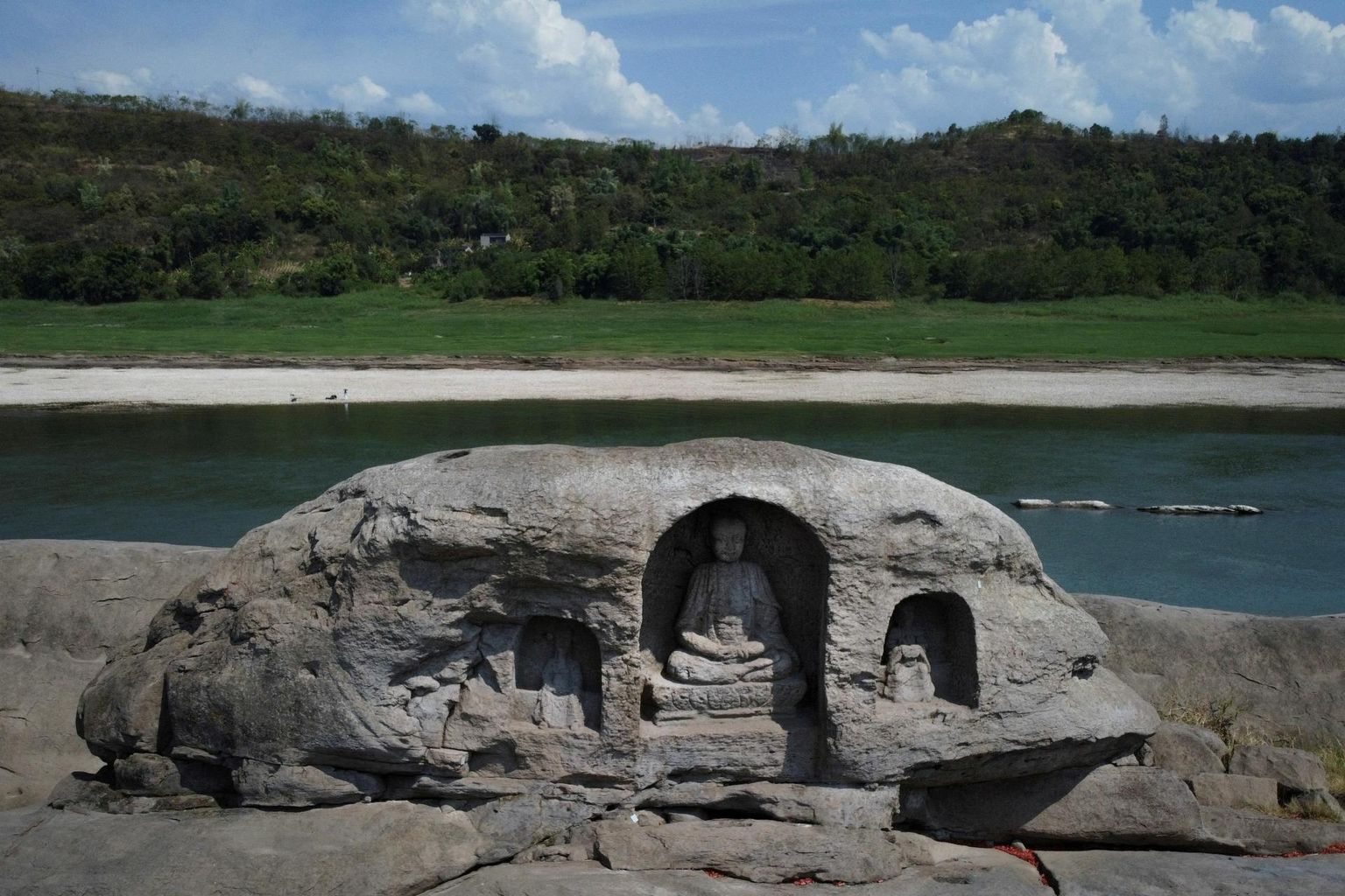 Põuaga Jangtse jõest nähtavale tulnud budistlikud skulptuurid Chongqingi linnas Foyeliangi kivisel saarel.