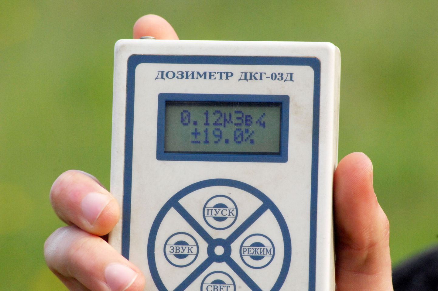 Дозиметр, показывающий уровень радиации. Иллюстративное фото