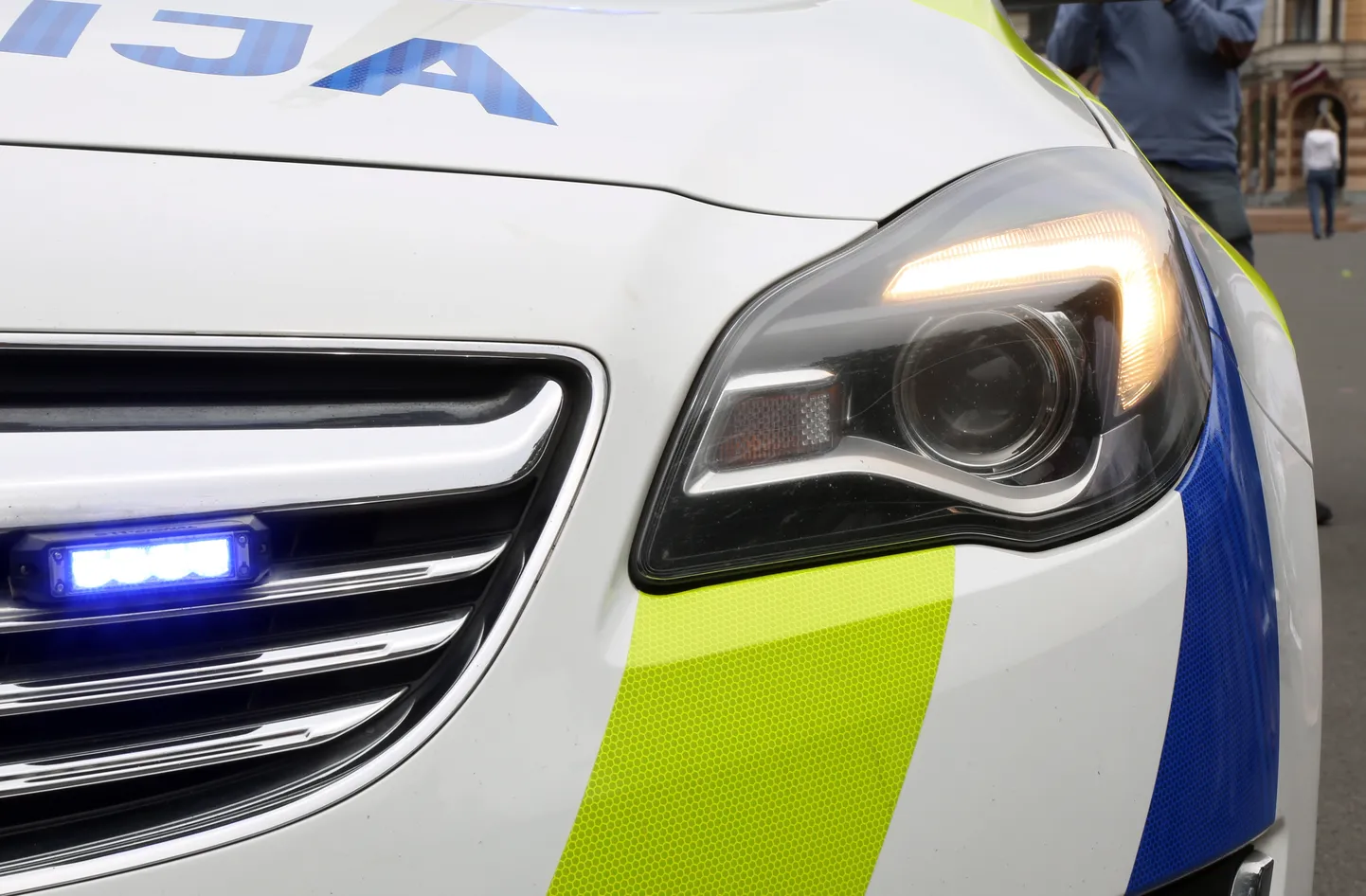 Valsts policijas automašīna ar jauno trafarējumu, kas tapis sadarbībā ar Latvijas Mākslas akadēmiju.