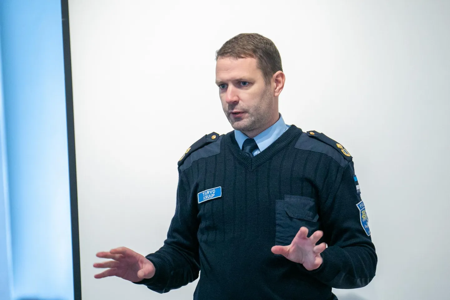 Ida prefekt Tarvo Kruup kinnitab, et kõigi relvaloaomanike taust kontrollitakse veel kord üle.