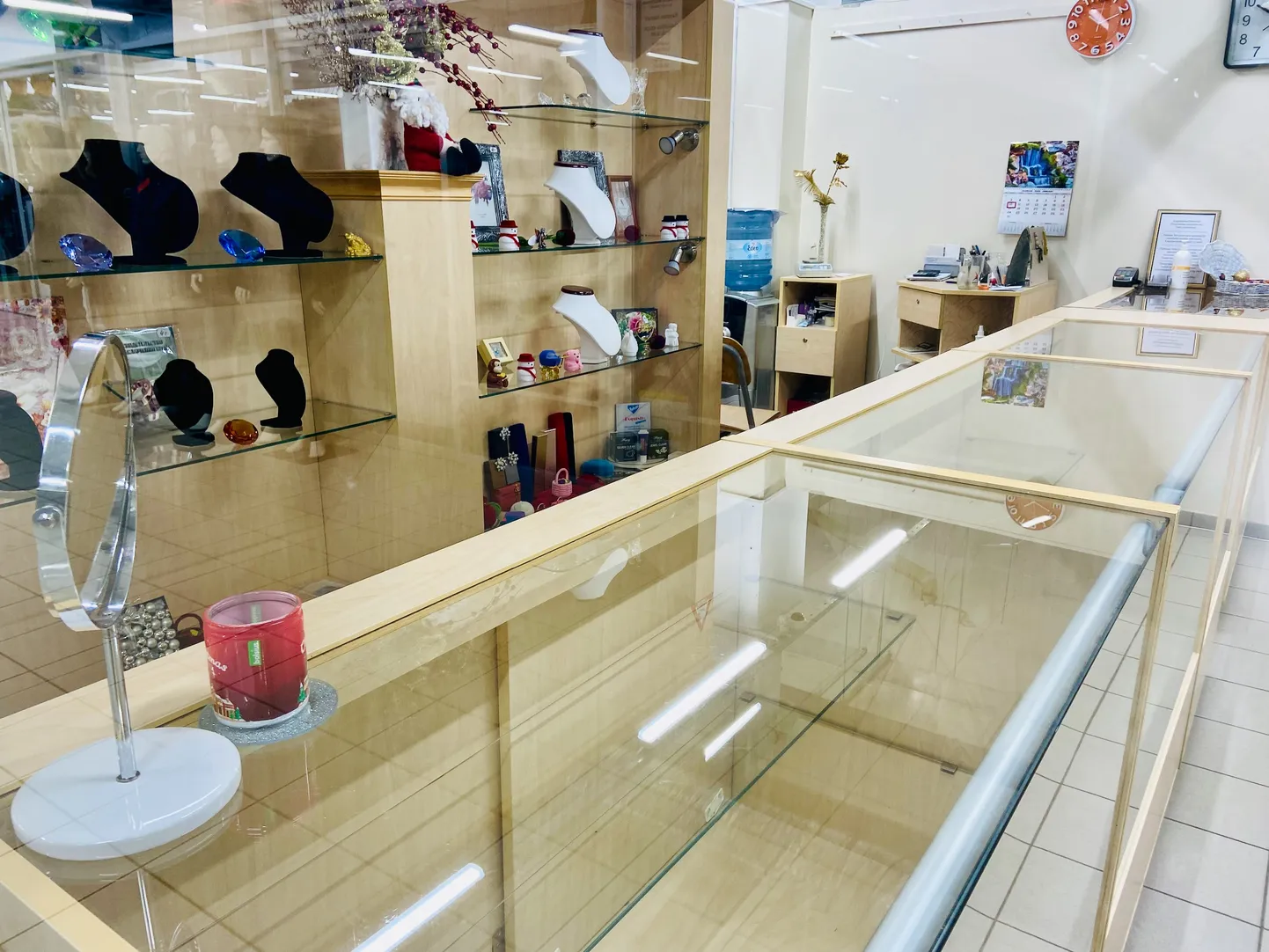 Неработающий пустой ювелирный магазин в "Narva Centrum".