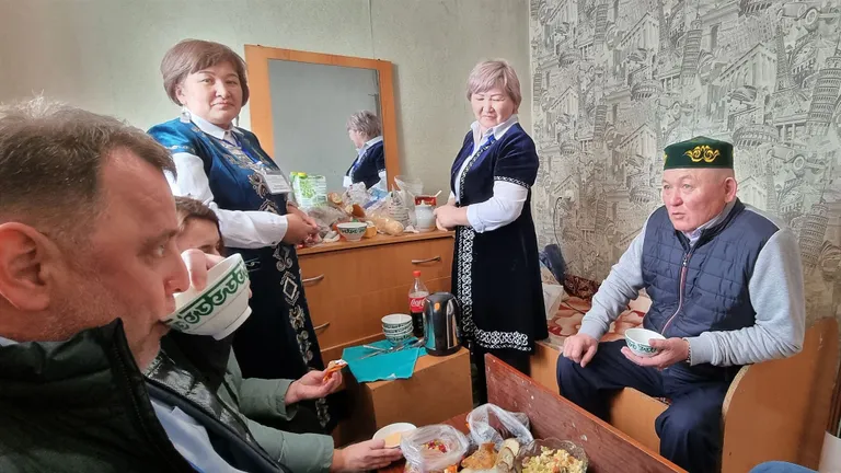 Valimisjaoskondades sai rüübata teed ja süüa pirukat.