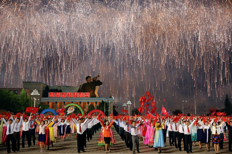 Põhja-Korea. Ilutulestik ja tantsuetendus pealinnas Pyongyangis. 