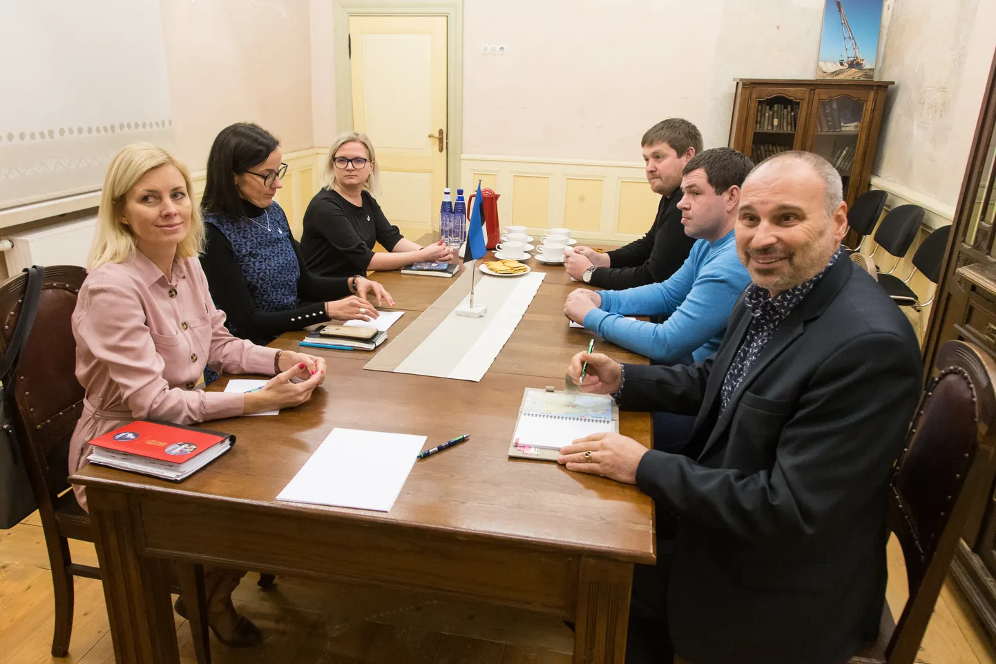 Lüganuse valla ja Kiviõli 1. keskkooli esindajad Helena Paist (vasakult), Anu Vau, Mariliis Randmer, Arno Strauch, Mart Kivistik ja Viktor Rauam jõudsid kompromissini, mis võib tähendada Heidi Uustalu naasmist kooli.