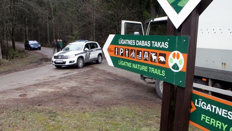 Vēja izgāzti koki sabojā Līgatnes dabas taku voljēru, no kura izbēgušas lapsas