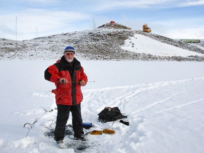 Энн Кауп во время исследований на озере Глубокое в оазисе Ширмахера 6 марта 2009. 
