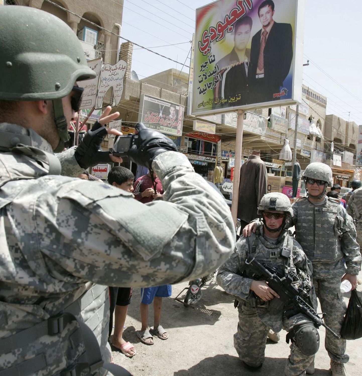 Araabia keele tõlk Iraagis teenivatest USA sõduritest pilti tegemas.