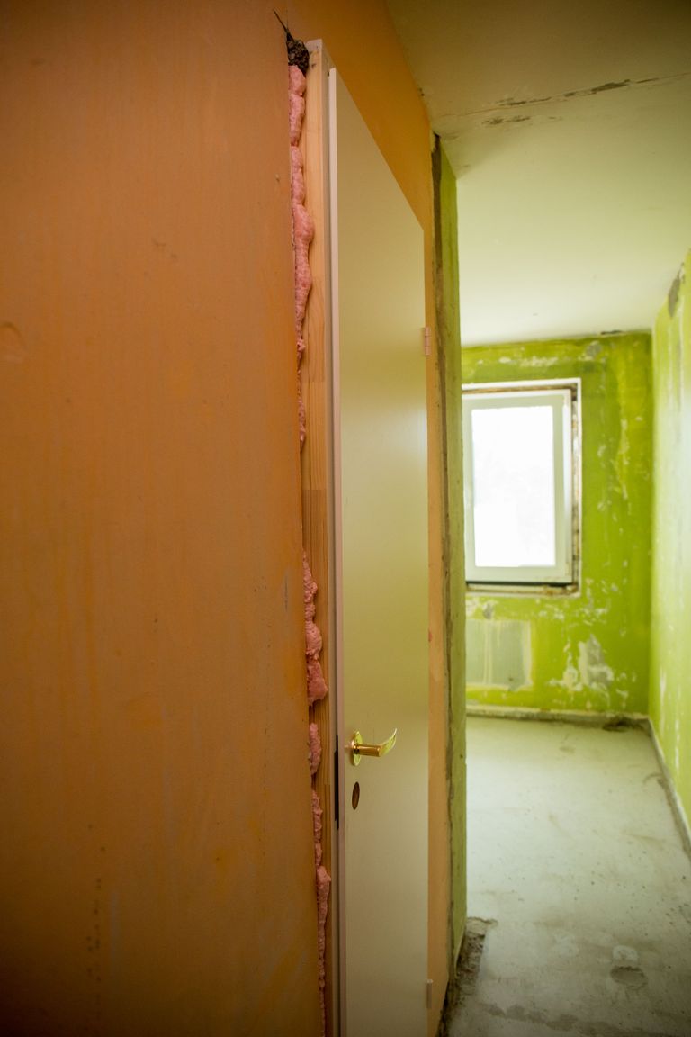 Pesuruumi ukse puhul on hästi näha, kui kõverad on nõukaaegsete majade seinad.