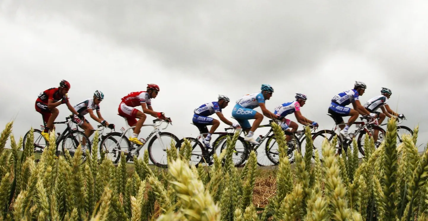 Tour de France’i 2. etapil jooksikute sekka kuulunud Rein Taaramäe (vasakult kolmas) tekitas koos seitsme kaaslasega kõvasti elevust.