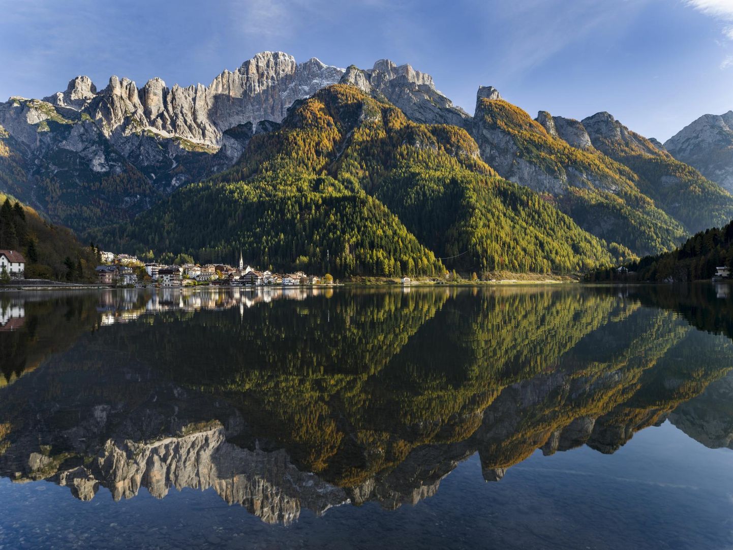 Peegeldus võib muuta vaadet. Kasutus võib muuta sõna olemust. Alleghe at Lago di Alleghe küla Civetta mäe jalamil Alpides.