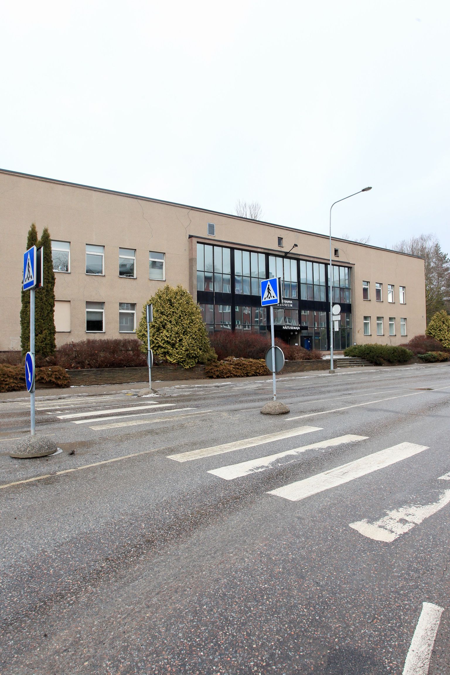 Kuperjanovi 9 kinnistul 1963. aastal valminud kahekorruseline hoone on olnud raudteelaste klubi ja Eesti Rahva Muuseumi näitusemaja. Hoone oksjonile panek lõi sassi Tartu linnavalitsuse plaanid teha sinna seltsimaja.
