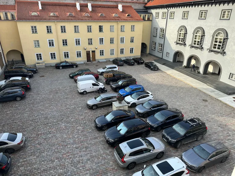Parkla riigikogu hoovis näitab, milliste sõidukite peale parlamendisaadikud hüvitisi kulutavad.