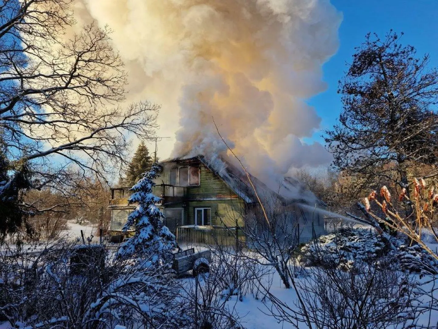 Veetorude soojendamisel tõenäoliselt elektrisüsteemi ülekoormusest süttinud maja sai põlengus rängalt kannatada.