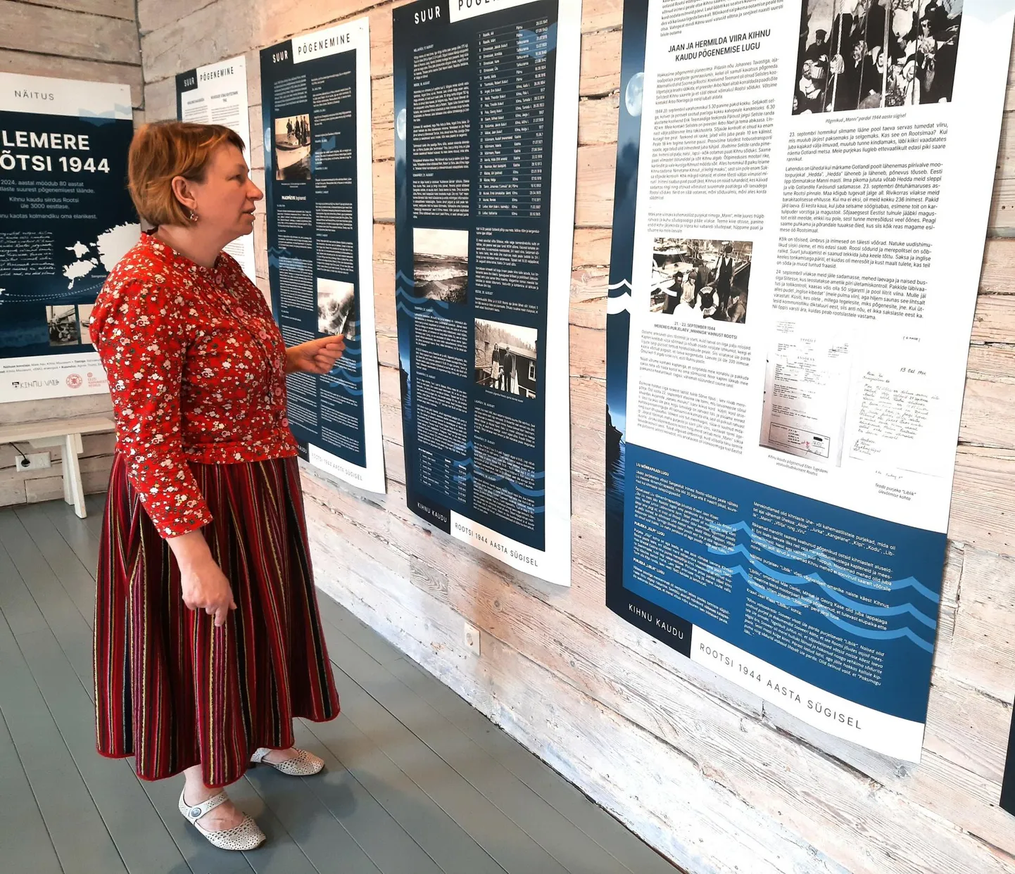 "Siin on näiteks purjelaevaga Mann Kihnust Rootsi alanud üle 200 reisijaga teekonna kirjeldus," viitab Kihnu muuseumi juhataja-varahoidja Maie Aav näitusesaalis stendi ees.