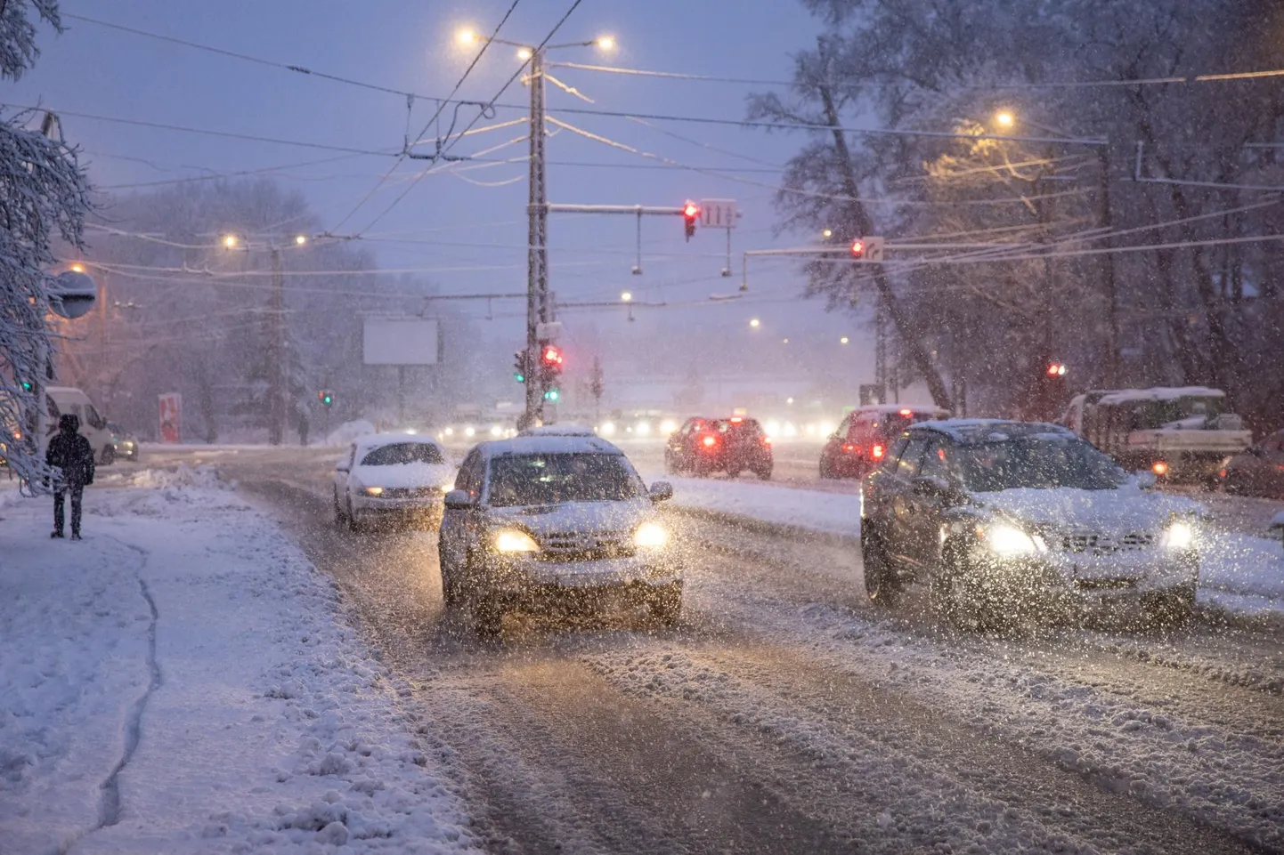Liiklusolusid raskendavad halb nähtavus, nullilähedane õhutemperatuur ja sellest tingitud kiilasjääoht.