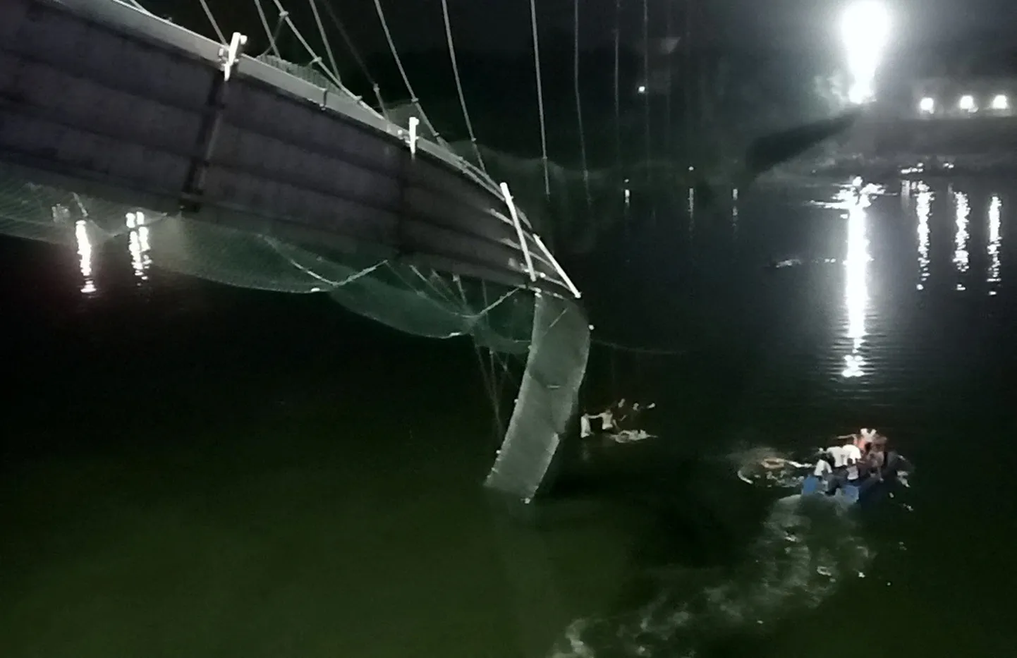 32 человека могли погибнуть при обрушении подвесного моста в Индии.