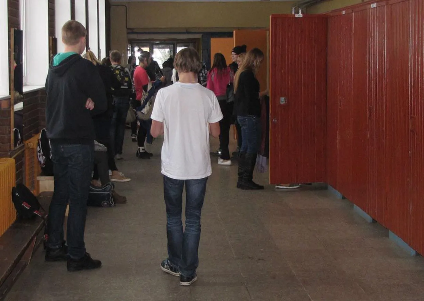 Ehkki Viljandi gümnaasiumi õpilased peavad sel õppeaastal hakkama saama asenduspindadel, näivad nad ise sellesse rahulikult suhtuvat.