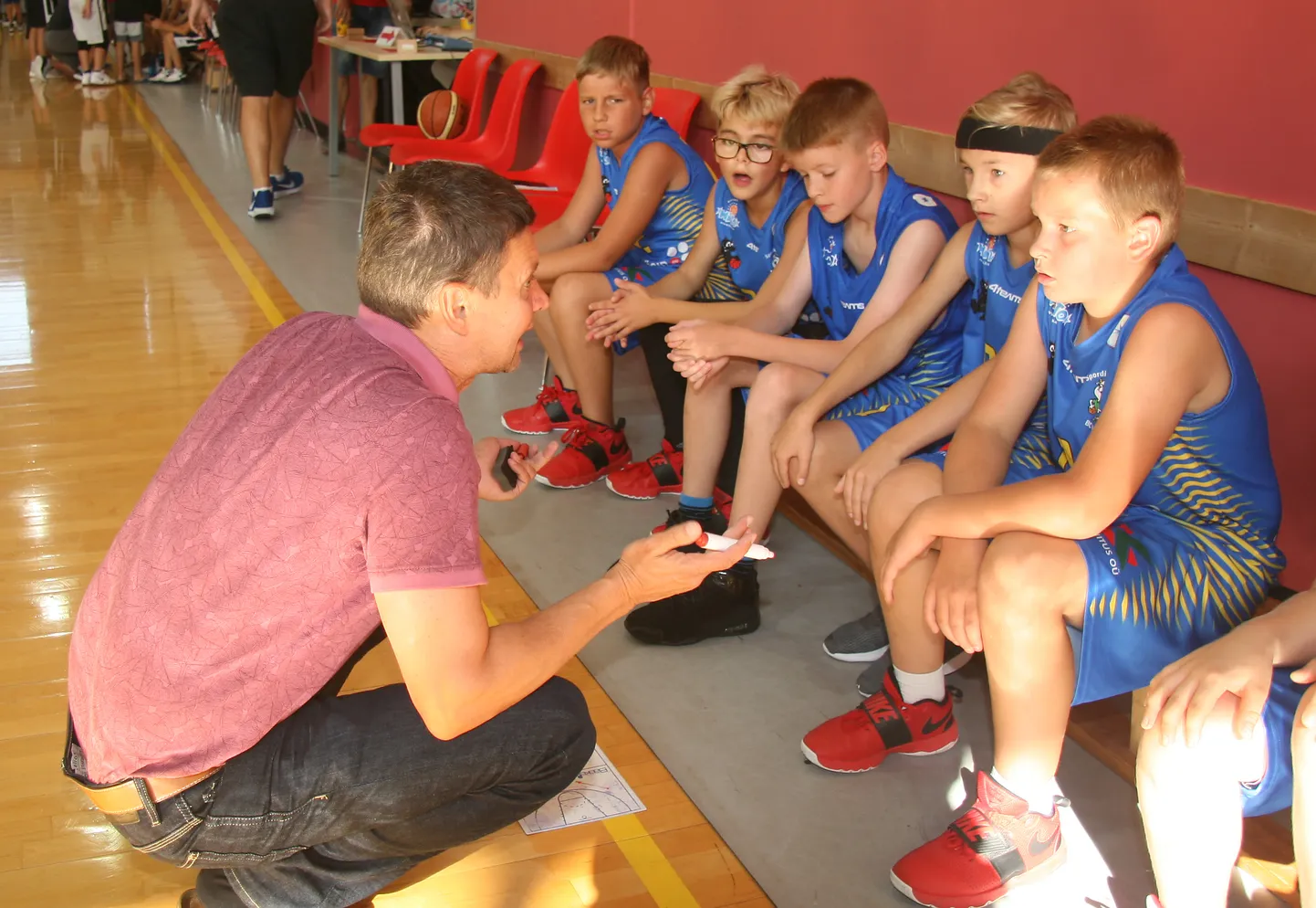 Тренер Прийт Стернхоф дает инструкции, как переиграть соперника, мальчишкам из "HITO/Karjamaa" возрастного класса U11.