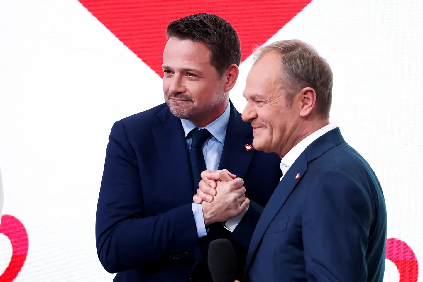 Poola peaminister Donald Tusk koos oma partei Kodanike Platvorm presidendikandidaadi, Varssavi linnapea Rafal Trzaskowskiga pärast kohalike valimiste lävepakuküsitluste teatavakstegemist 2024. aasta 7. aprillil.