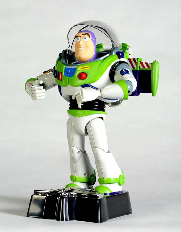 Filmi «Lelulugu» tegelane Buzz Lightyear sai oma eesnime kuulsa astronaudi järgi.