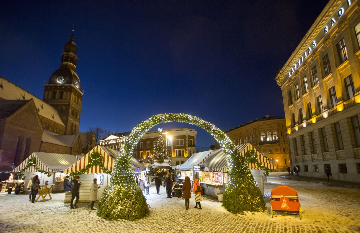 Арка входа на рождественский рынок у Домского собора - обряд перехода в сказочный мир.