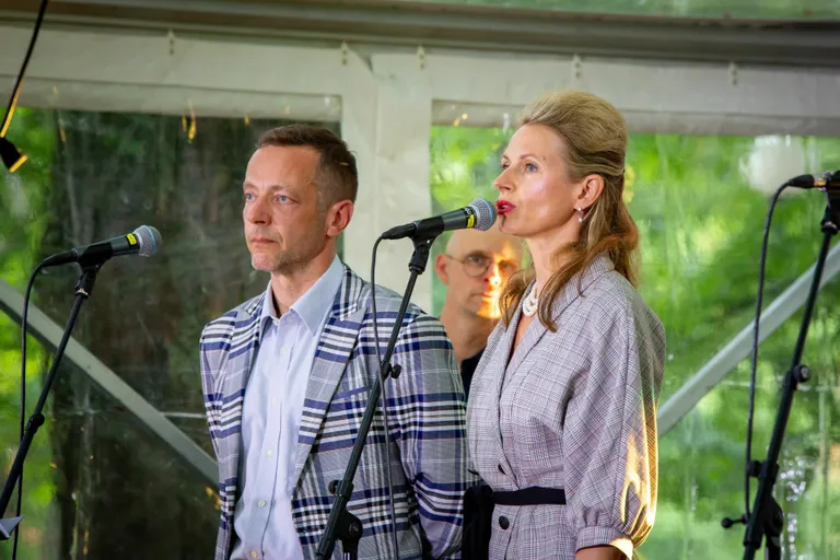 Mullune Pärnu kirjandusfestival Koidula pargis. Indrek Koff, Eva Koldits ja “Stiiliharjutused”.