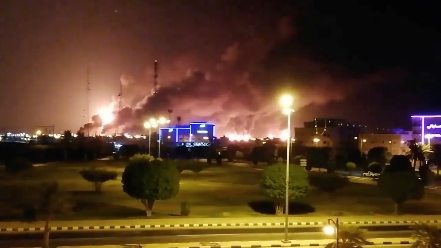 Ugunsgrēks Saūda Arābijas valstij piederošās enerģētikas kompānijas "Saudi Aramco" naftas pārstrādes rūpnīcā un naftas atradnēs.