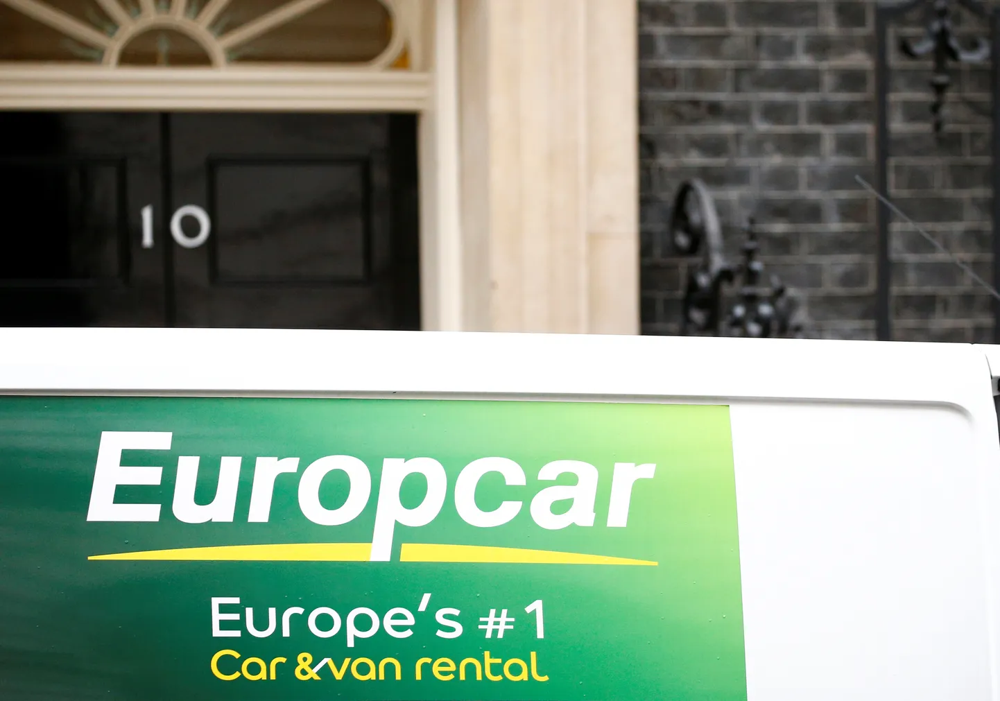 Ühendkuningriigi valitsuse residentsi 10 Downing Streeti ette pargitud Europcari kaubik.