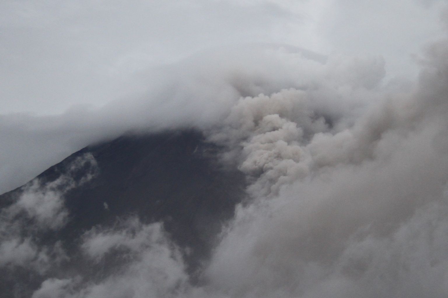 Indoneesias Jaava saarel purskab Semeru vulkaan