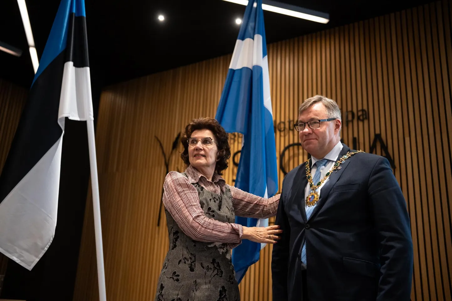 Pärast seda, kui salajase hääletamise tulemused teatavaks said, asetas Pärnu linnavolikogu istungit juhatanud aseesimees Jane Mets volikogu esimehe ametiketi Siim Suursilla kaela.