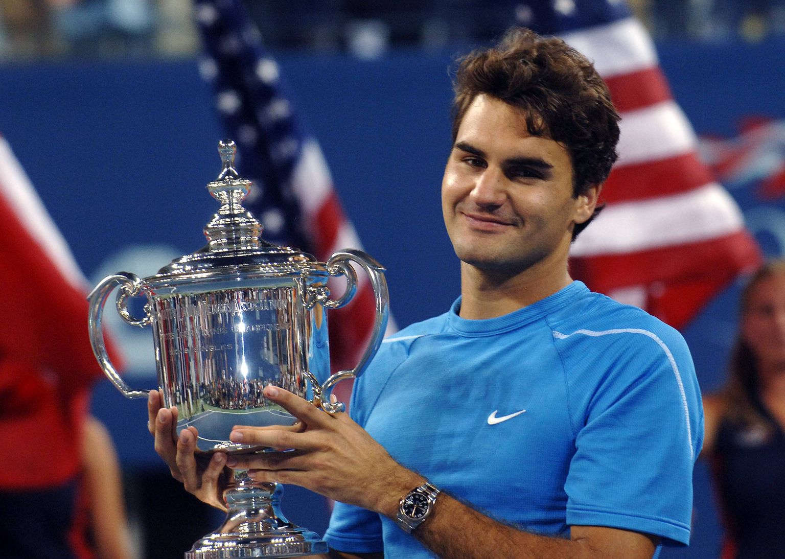 Roger Federer USA lahtiste 2006. aasta võidukarikaga.