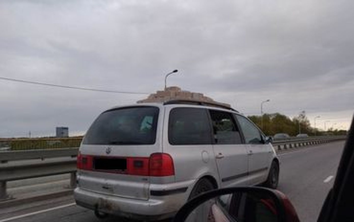 Автомобиль с кирпичами на крыше.