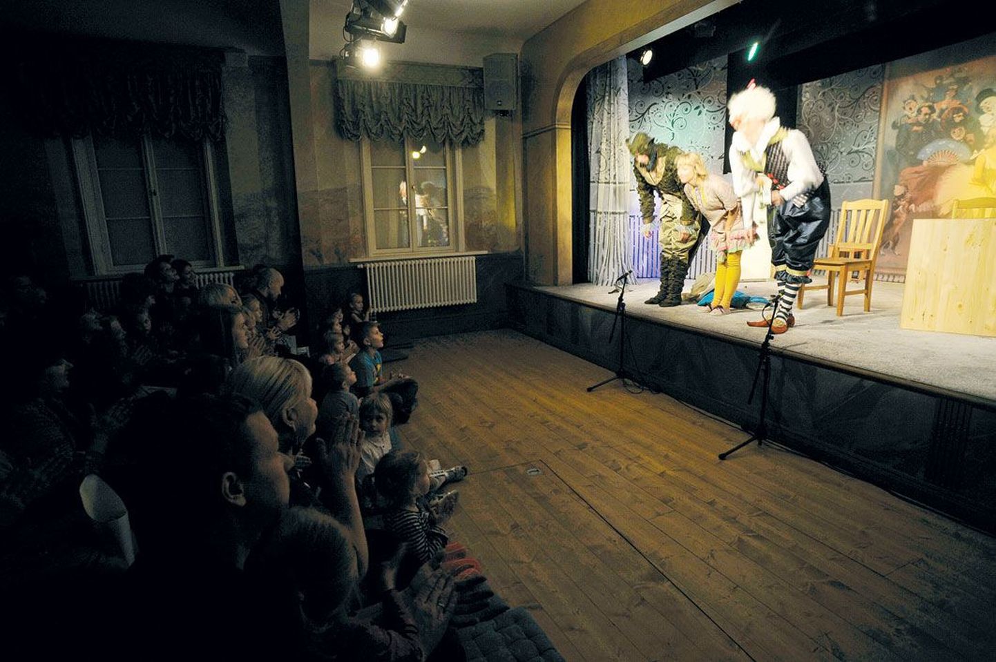 Teatri Kodu laval haaras Tripp (paremalt, Martin Kõiv) oma tembutustesse kaasa Kessu (Liisa Pulk), muusiku ja Lohe (Maarius Pärn) ning ka väikesed ja suured pealtvaatajad.