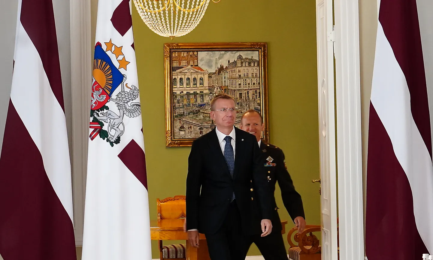 Valsts prezidents Edgars Rinkēvičs tiekas ar Saeimā pārstāvētajiem politiskajiem spēkiem, meklējot iespējas izveidot plašāku jauno koalīciju pēc Krišjāņa Kariņa valdības krišanas.