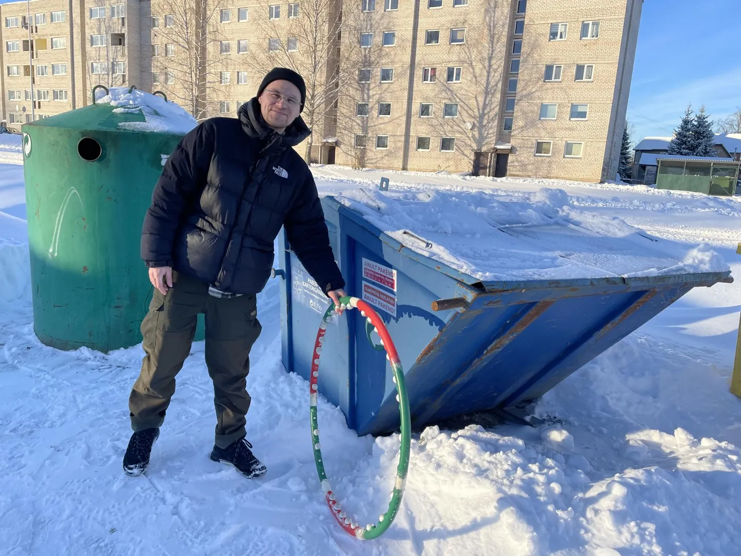 Valga valla keskkonnaspetsialist Madis Mumm leidis mahutite juurest eseme, mis on visatud valesse kohta.