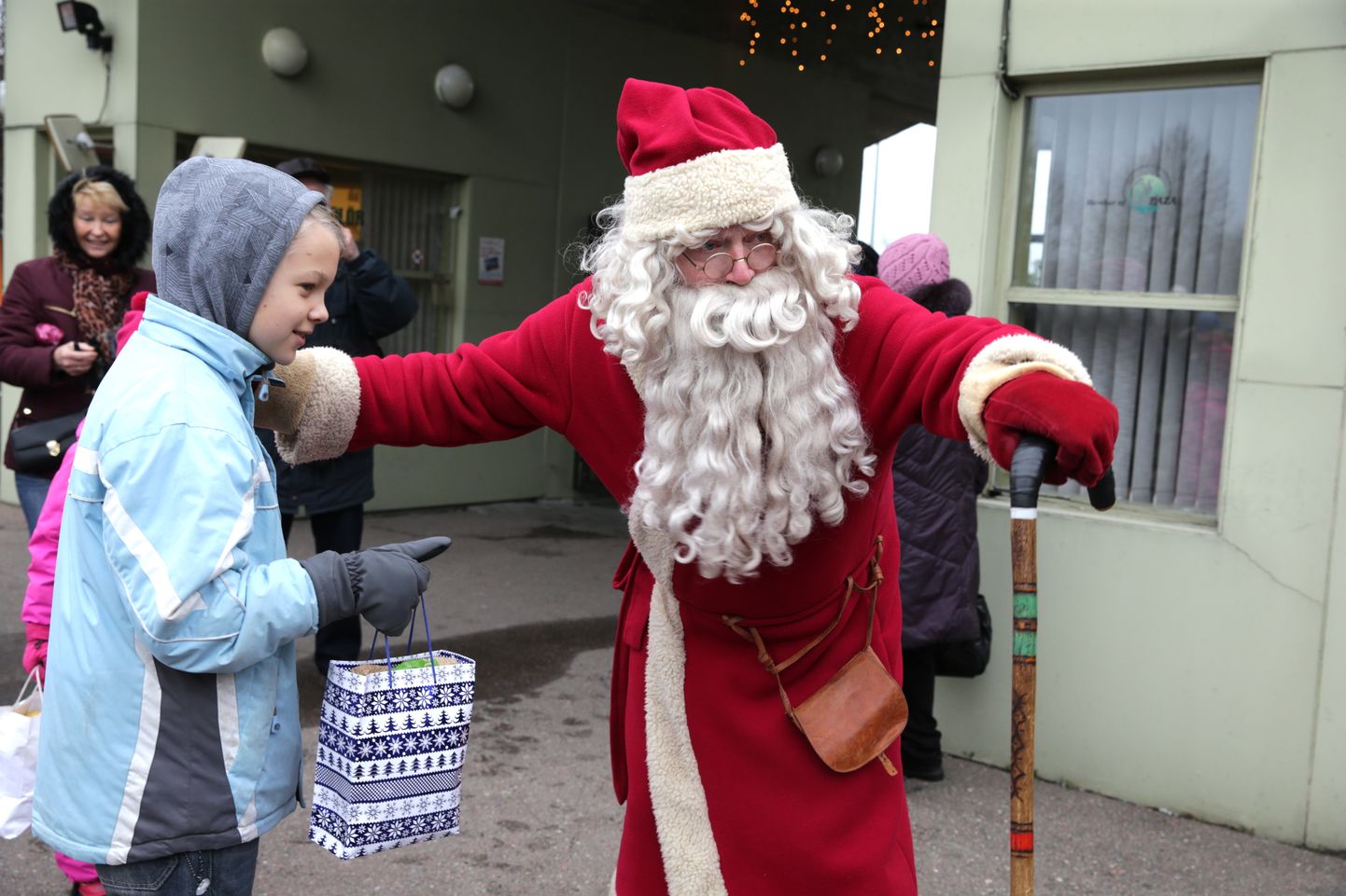 Eesti Jõuluvanade Ühenduse jõuluvana varasemal aastal loomaaeda külastamas.