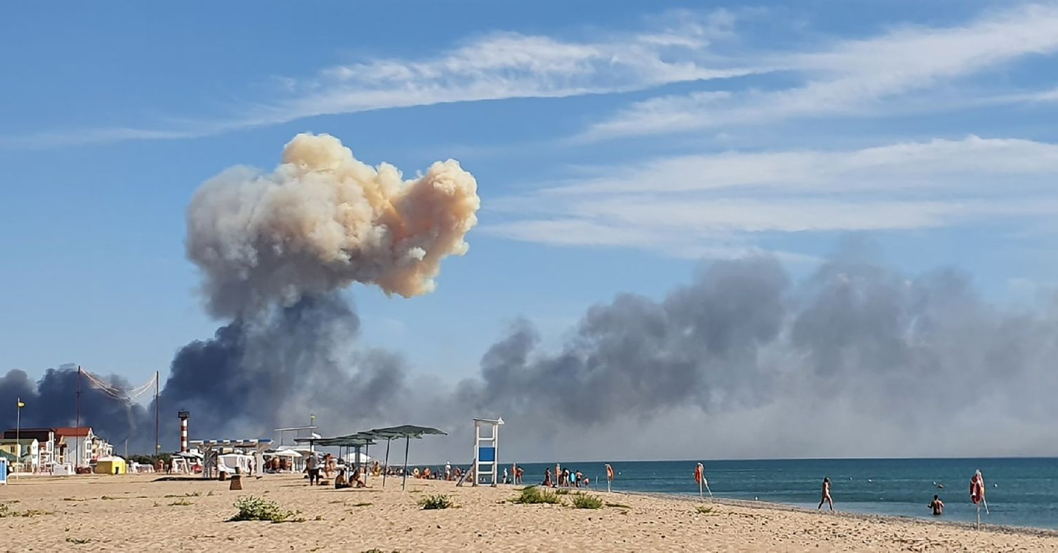 Krimā esošajā Krievijas kara aviācijas bāzē "Saki" paceļas dūmu mākoņi