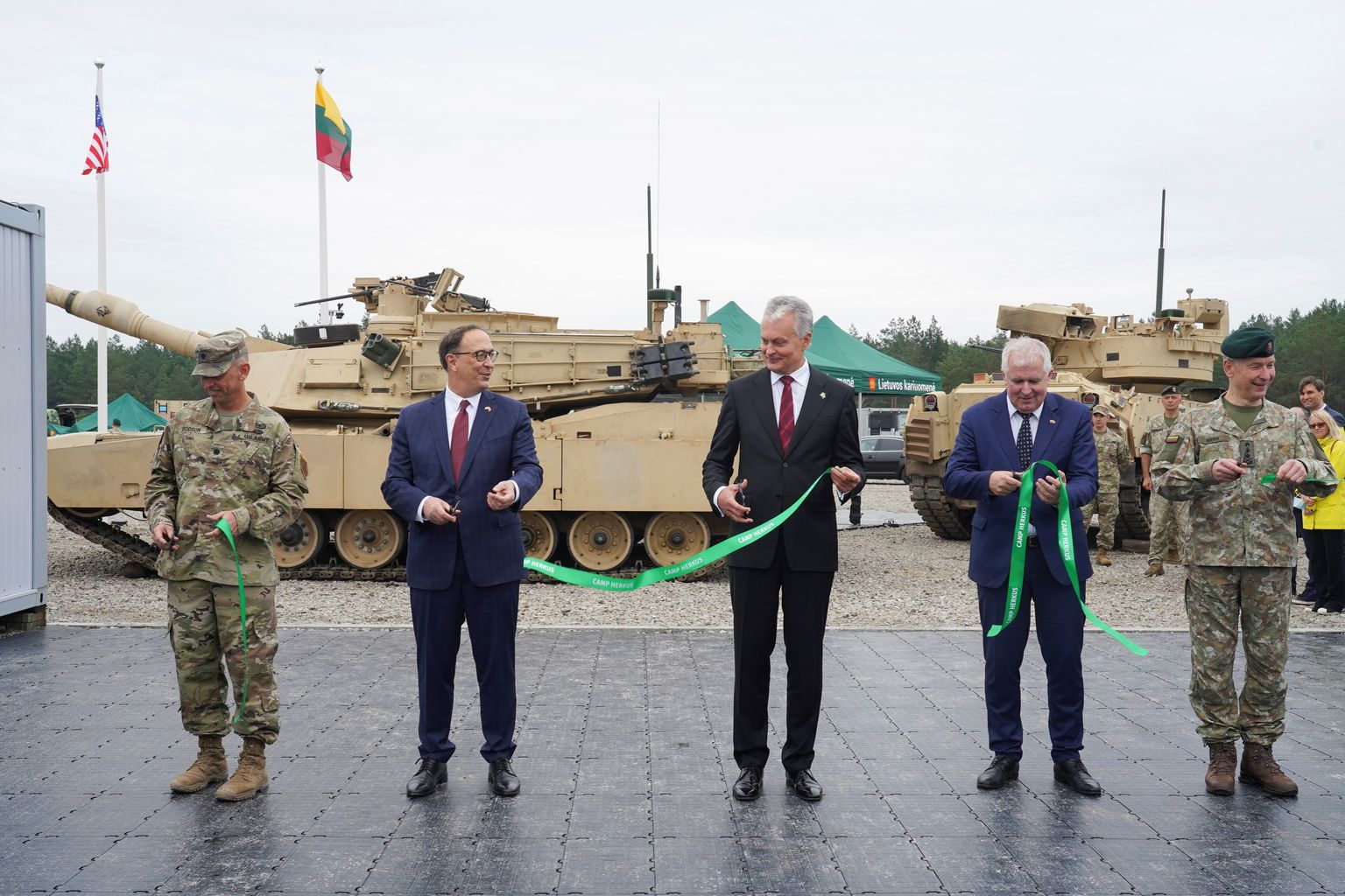 USA suursaadik Leedus Robert Gilchrist (vasakult teine) koos Leedu presidendi Gitanas Nausėdaga (keskel) mullu 30. augustil avamas uut sõjaväe kasarmut Pabrades.