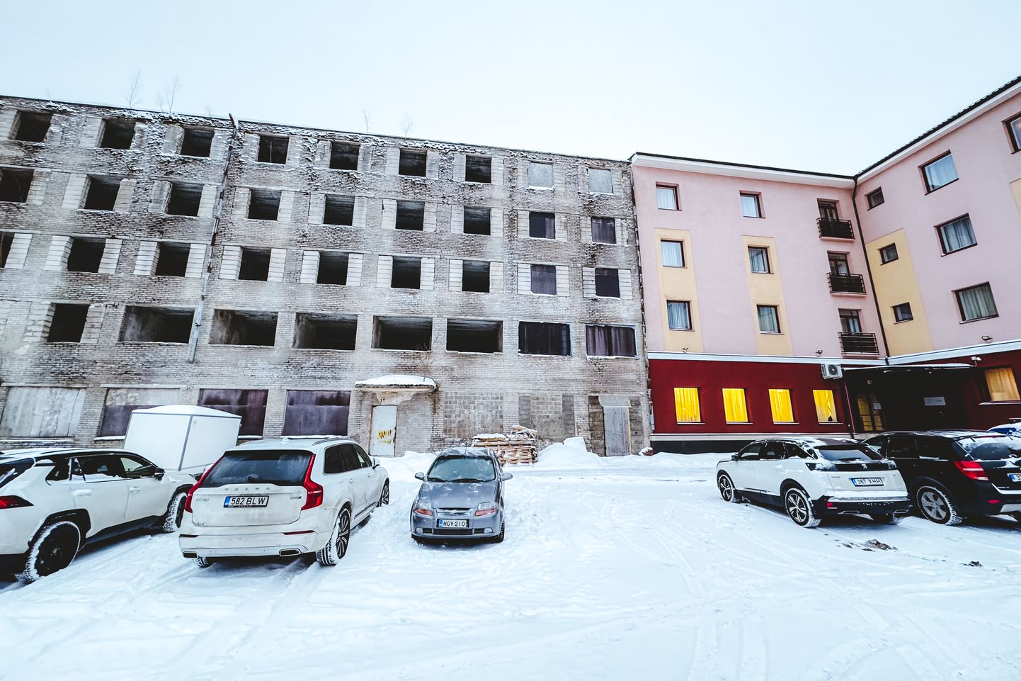 Вид на пустующий второй корпус гостиницы "Narva".