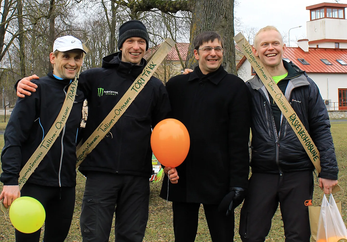 TAMMERETKE LÕPETAMISEL: Vasakult jooksjad August Tillo ja Urmo Talistu, Orissaare vallavanem Vello Runthal ning arboristide koja esimees, tammeaktsiooni tulihingeline eestvedaja Heiki Hanso. Foto: Tõnu Reinmets