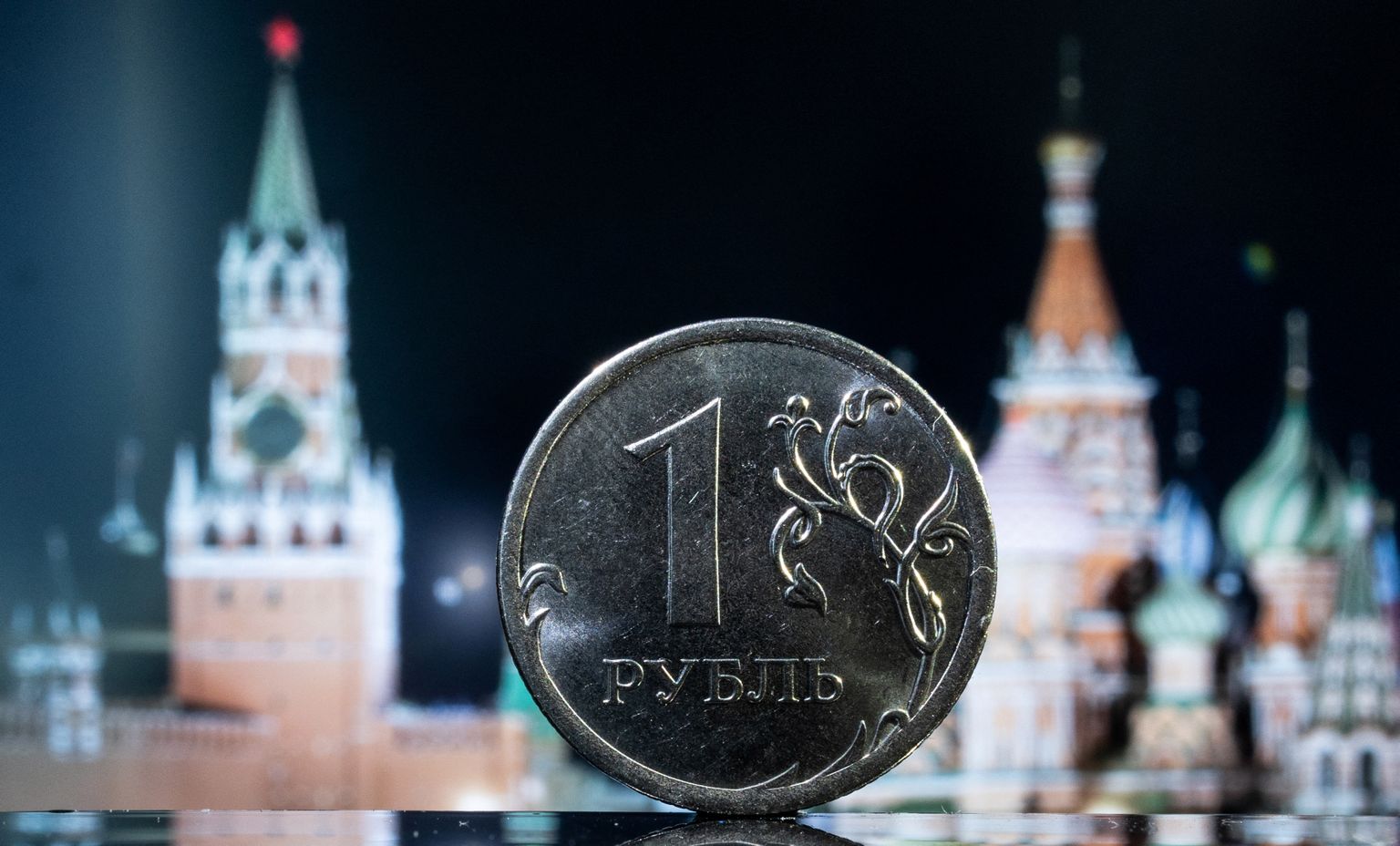 Vene rubla Kremli taustal.