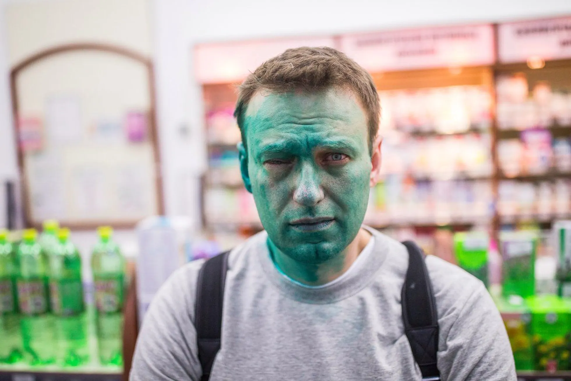 2017.a. Aleksei Navalnõi pärast zeljonka-rünnakut, kui opositsioonipoliitikule selle aasta aprillis oma Moskva kontori lähistel briljantrohelist näkku visati.